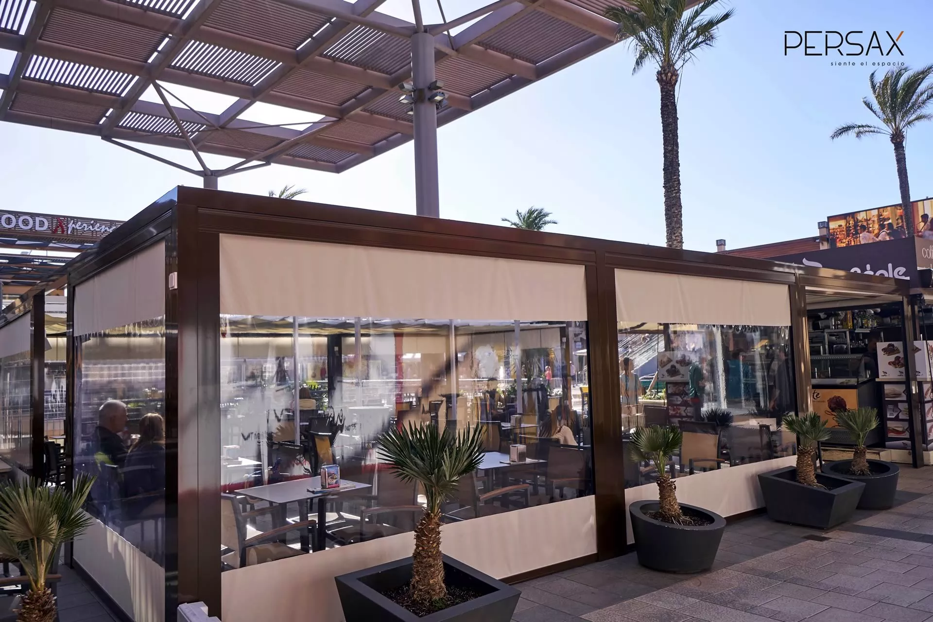 Instalación de toldos, pérgolas y estores de lona para ventanas, balcones, terrazas y jardines